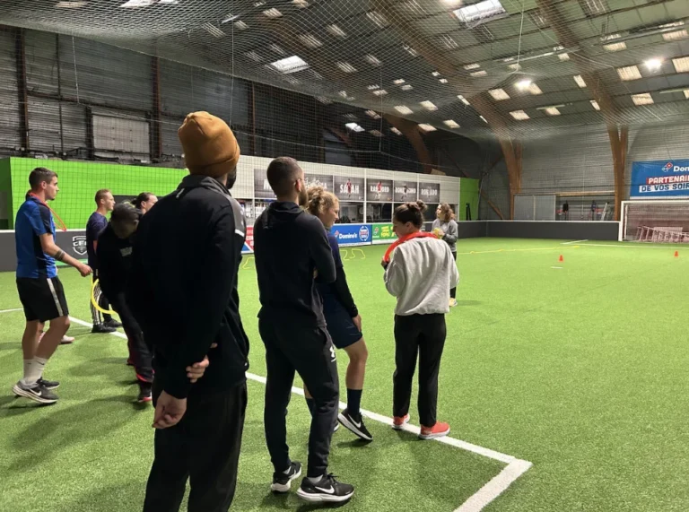 Entraînement d&#039;équipe de football en salle.