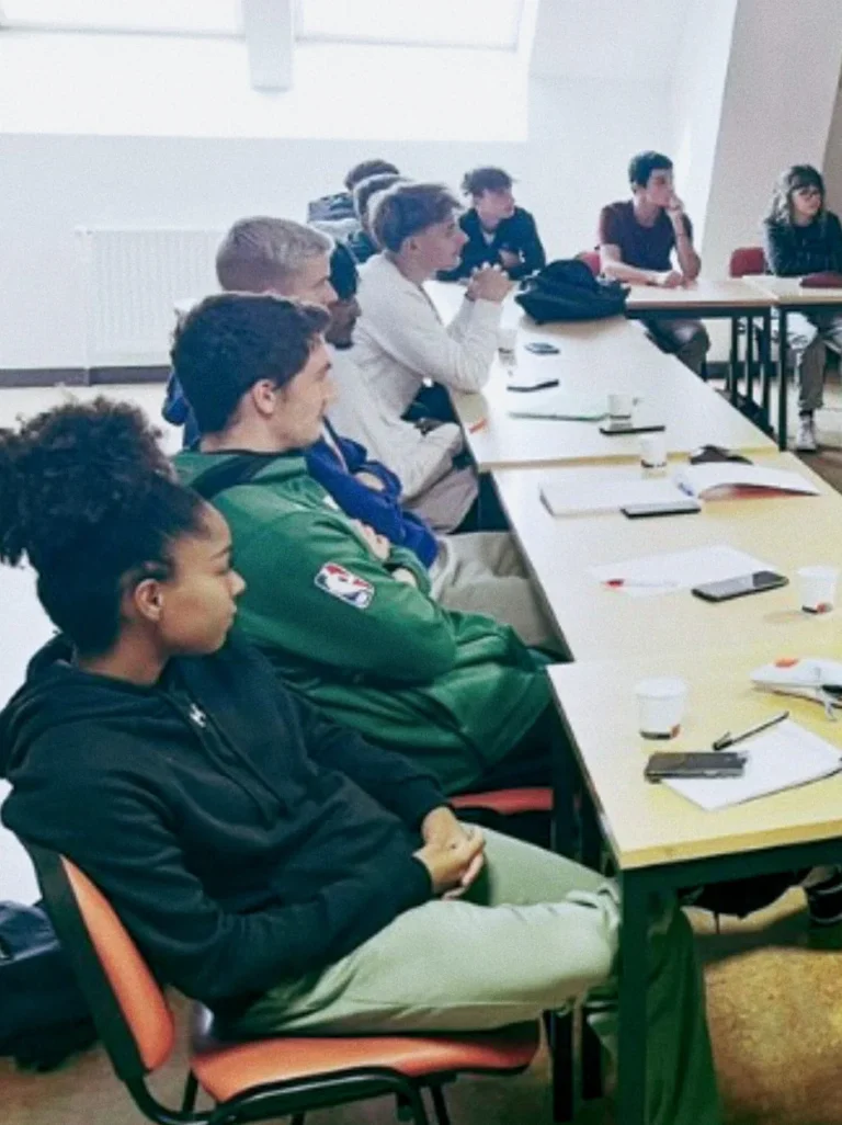 Des étudiants attentifs en salle de classe.